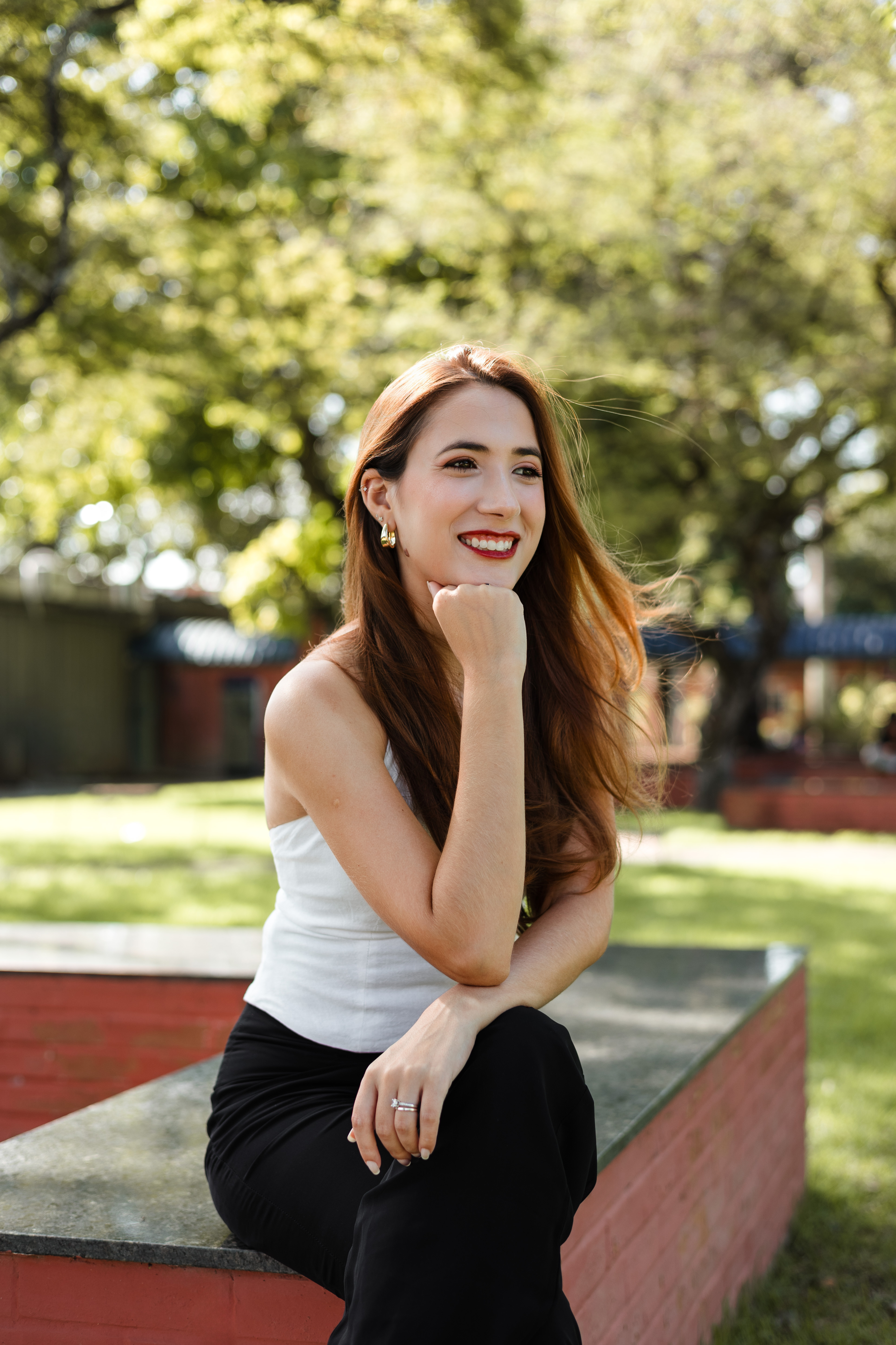 Isabella Medeiros em um ambiente externo arborizado
